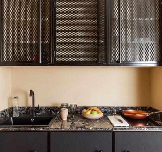 tủ bếp làm từ lưới mắt cáo