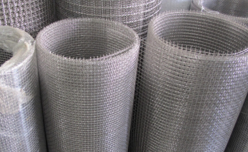 Các cuộn lưới inox lọc với kích thước khác nhau